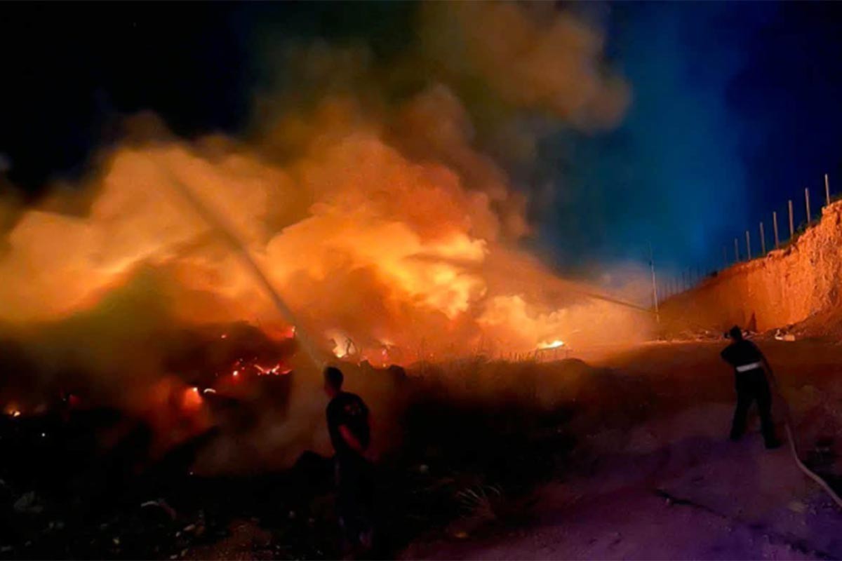 Ponovo gorio Uborak: Vatrogasci intervenisali kod mostarske deponije (FOTO)