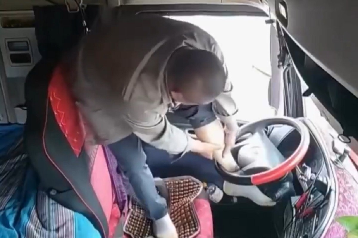 Bizarna scena: Zaglavio nogu u volanu (VIDEO)