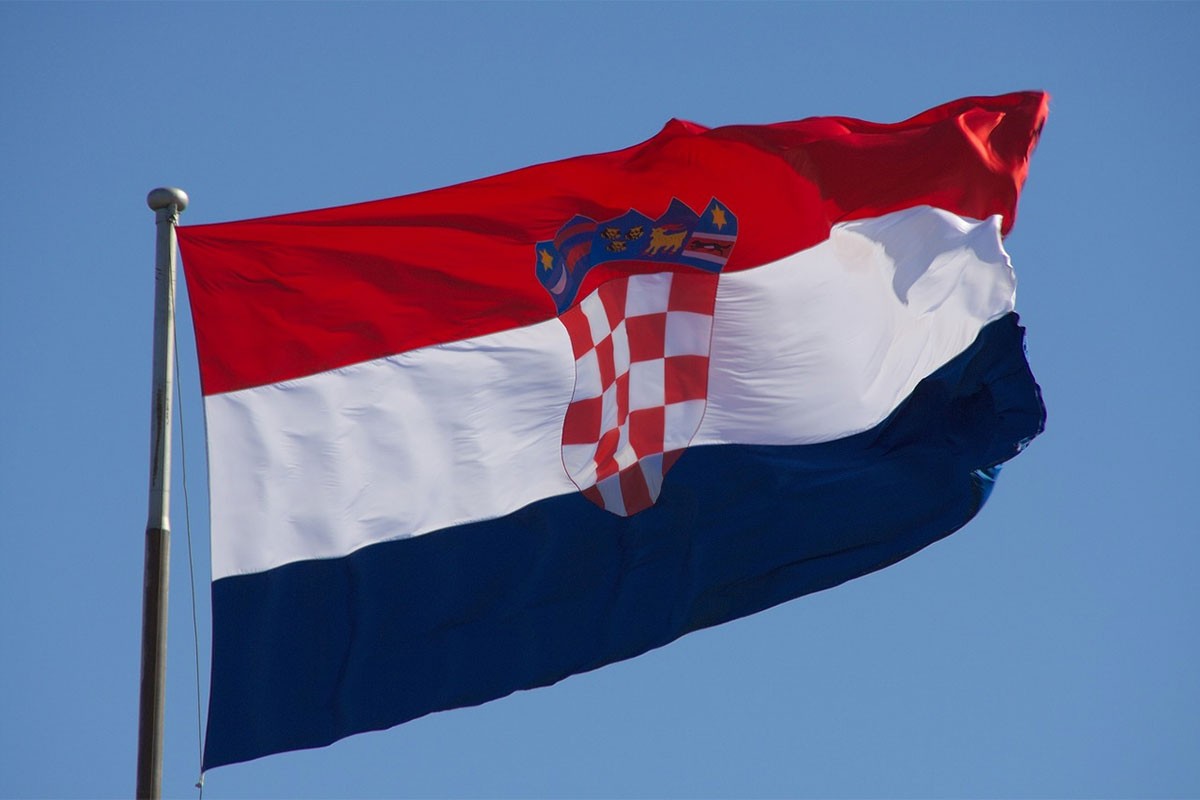 Uhapšena žena u Puli: Kamenjem gađala zastavu Hrvatske