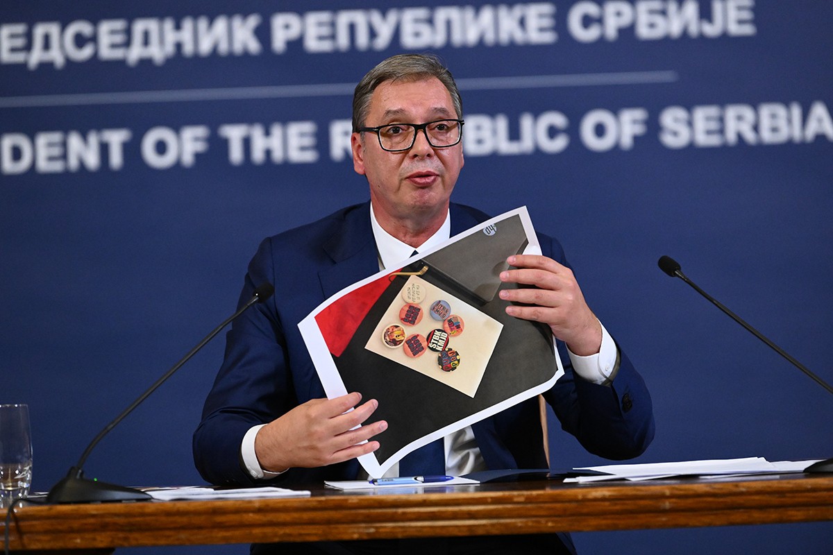 Vučić pokazao fotografije: Ovi zločini nisu obuhvaćeni presudom u Hagu