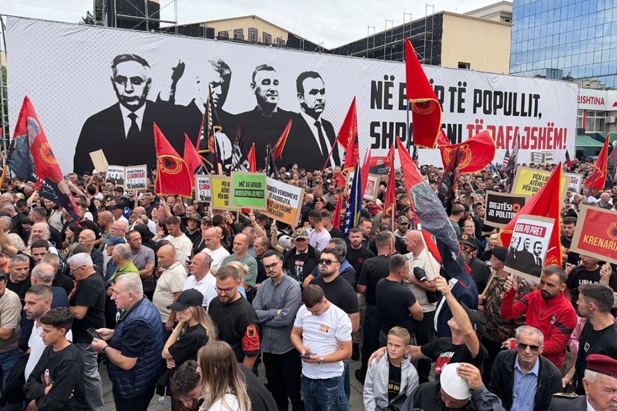 Demonstranti kamenovali sjedište Euleksa u Prištini