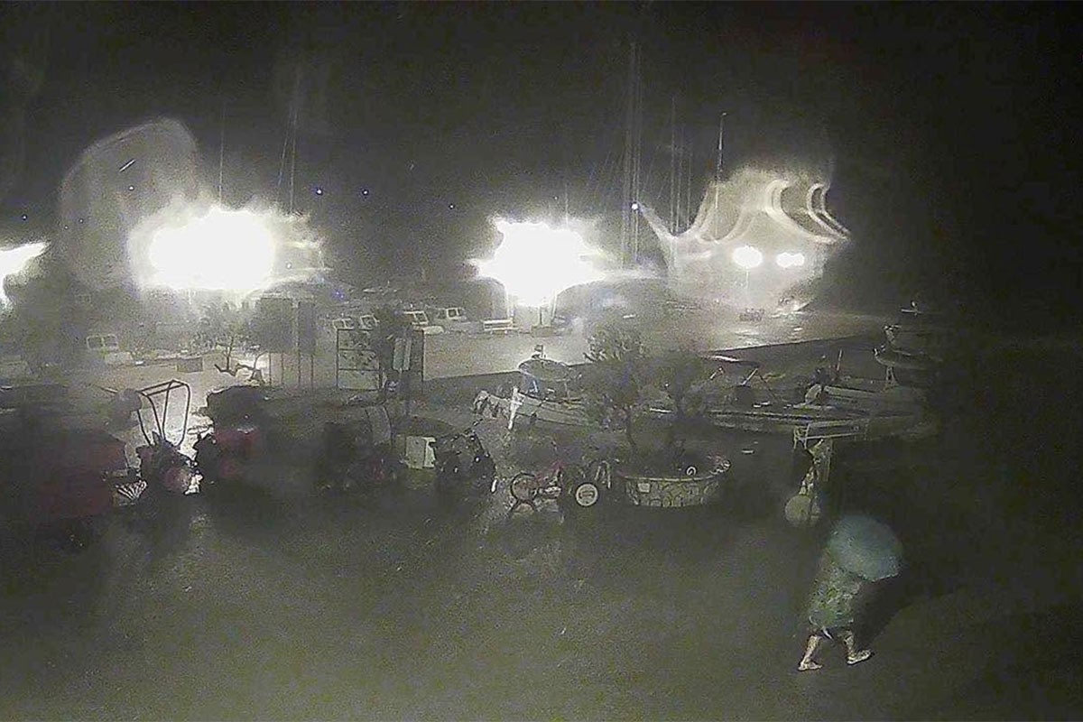 Dramatične scene u Dalmaciji: Vjetar bacao štandove na automobile (VIDEO)