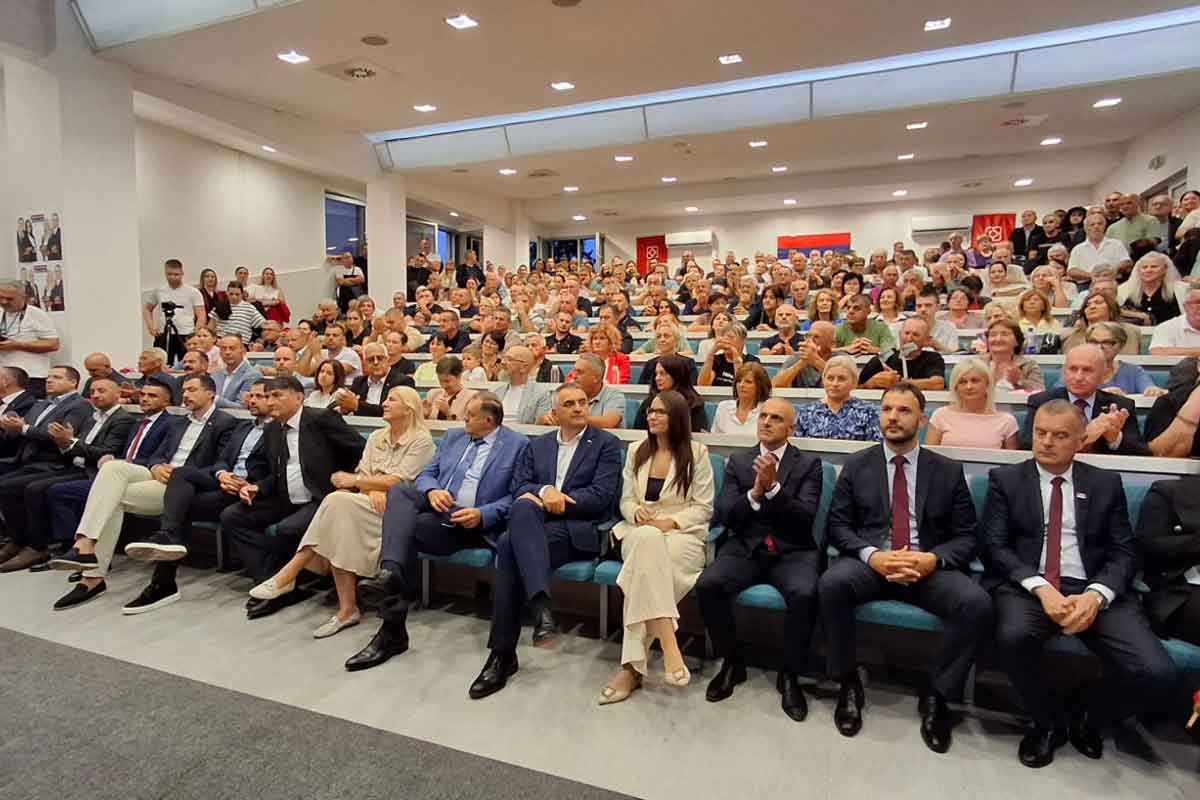 Tribine SNSD-a u Novom Gradu i Prijedoru: Donosimo odgovorne odluke