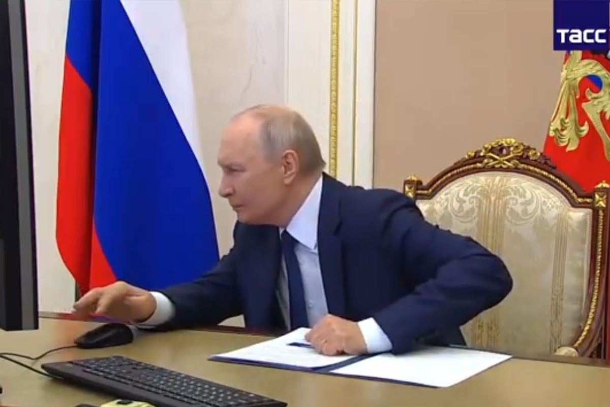 Izbori u Rusiji: Putin glasao putem interneta, snimak postao viralan (VIDEO)