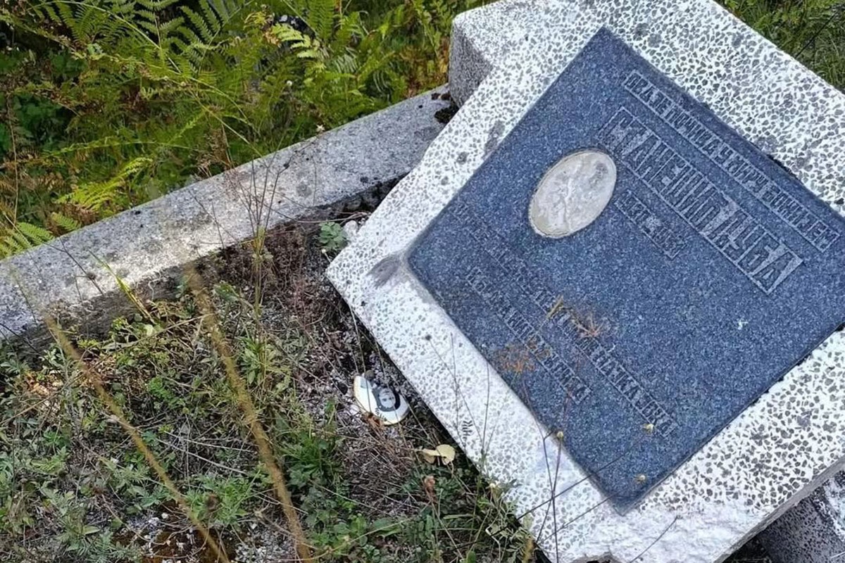 Vandalizam kod Travnika: Oštećeno 11 spomenika na srpskom groblju (FOTO)
