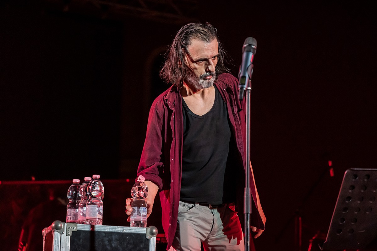 Prekinut koncert Gorana Bare: Odveli ga s pozornice usred prve pjesme (VIDEO)
