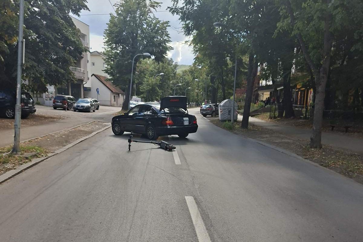 Udes u Banjaluci: Sudarili se električni trotinet i auto