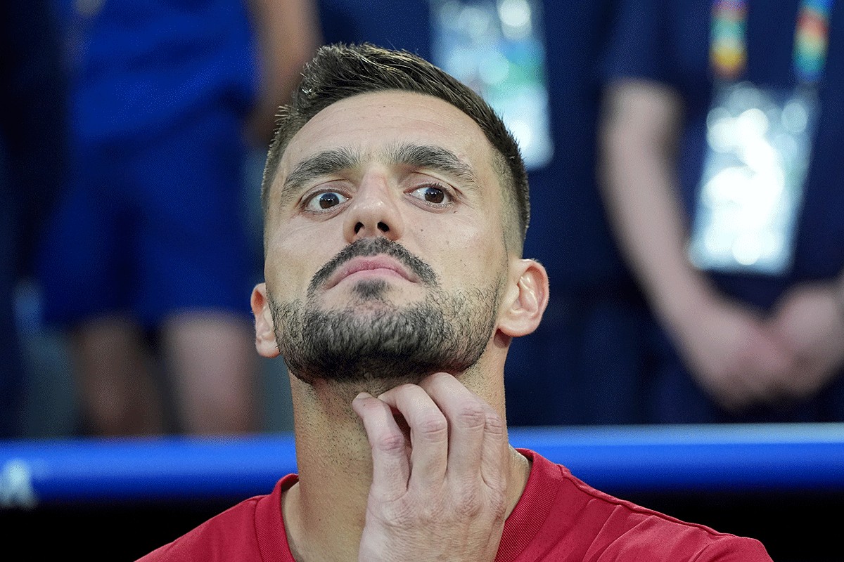 Dušan Tadić bacio kapitensku traku pri izlasku iz igre (VIDEO)