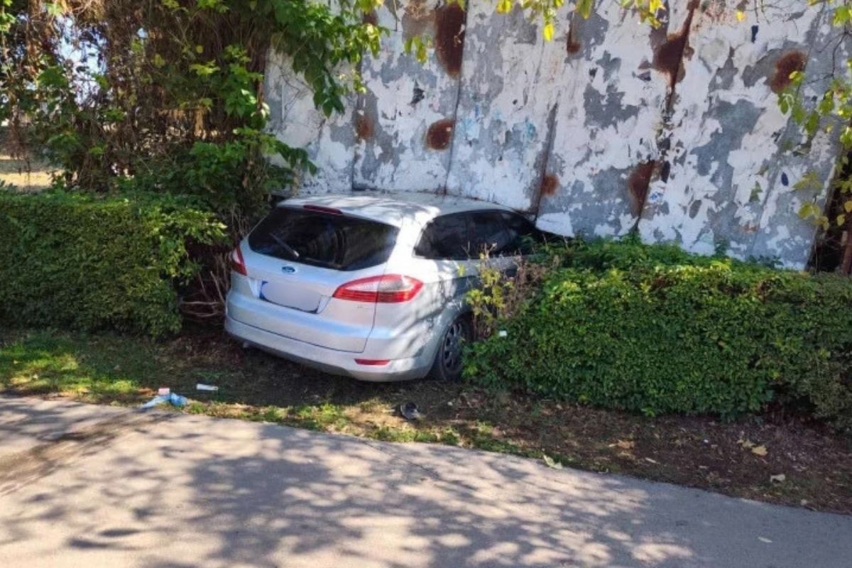 Detalji nezgode u Banjaluci: Vozaču ispao telefon, pa izgubio kontrolu