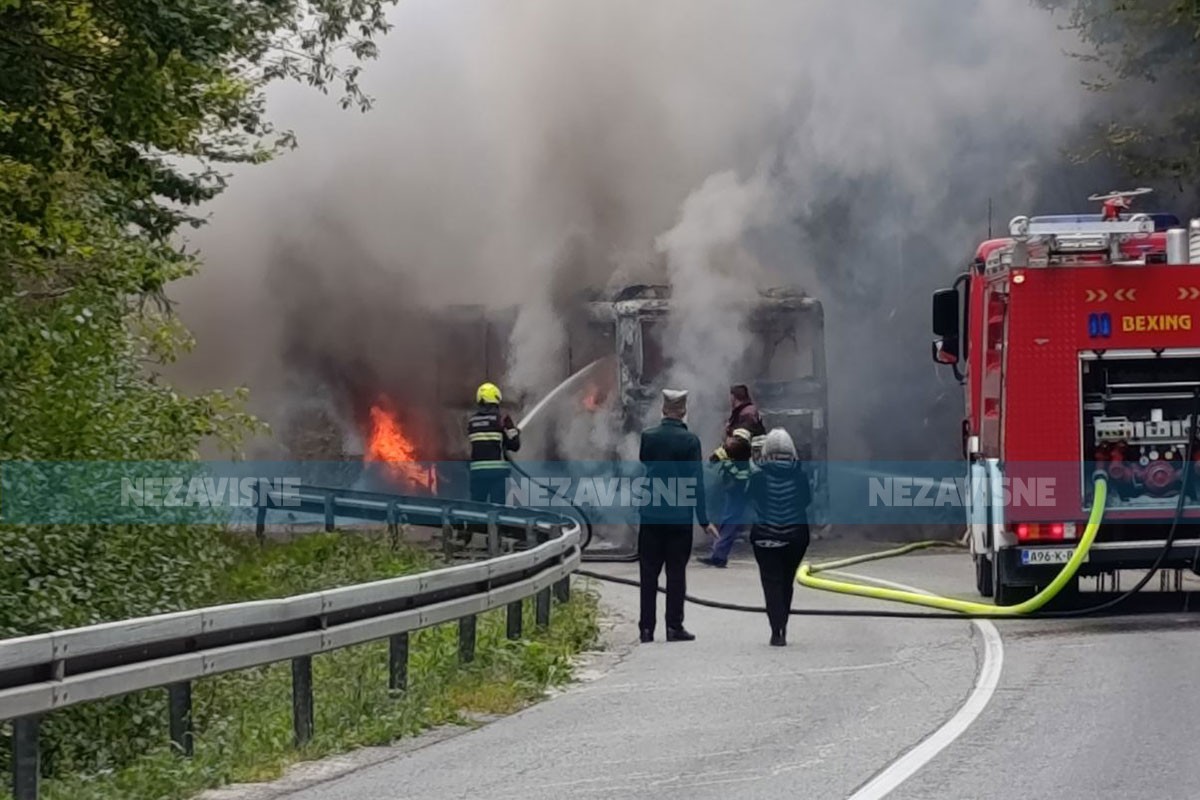 Izgorio autobus na putu ka Kneževu: Vatrogasci gase požar (FOTO, VIDEO)