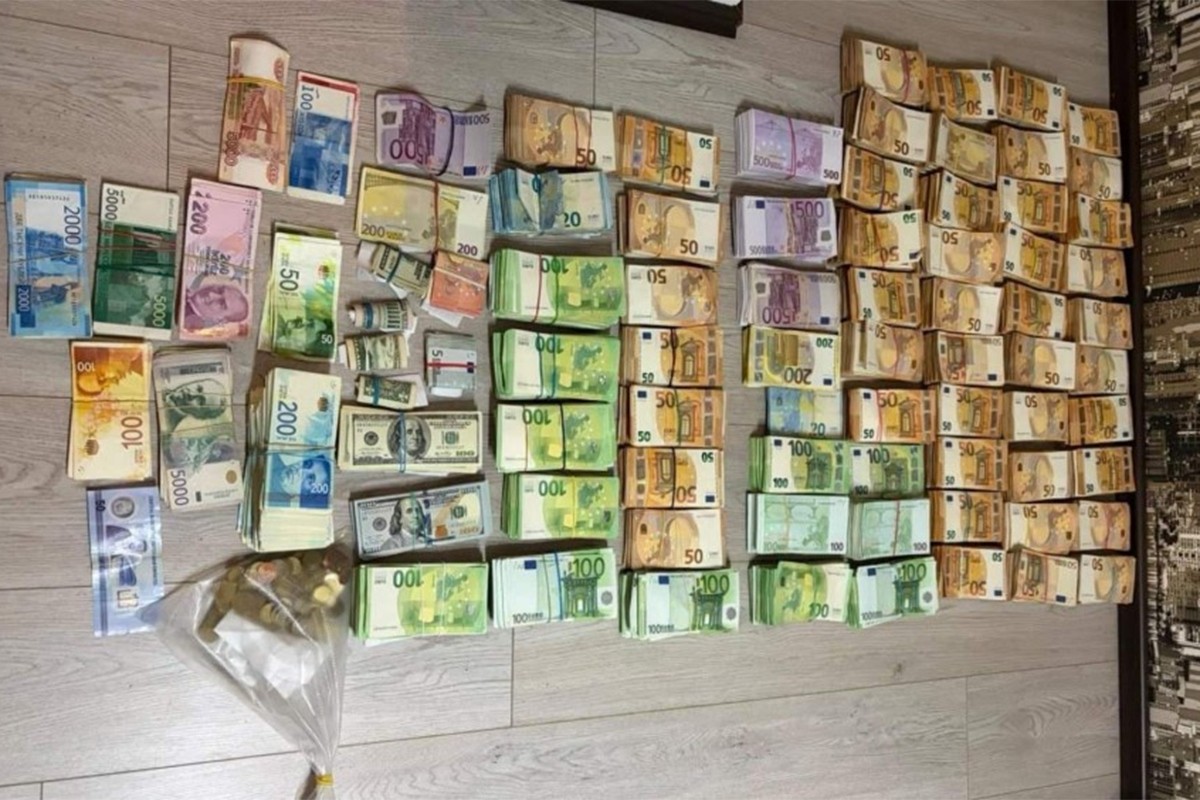 Uhapsili Ruse sa 19 kofera, u stanu u Budvi pronašli milion evra i poligraf (FOTO)
