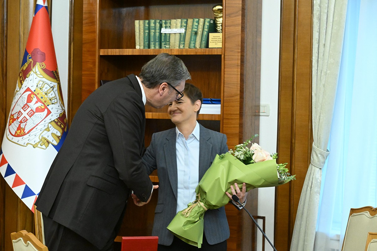 Vučić Brnabićevoj predao pečat pa poručio: "Odoh ja!" (VIDEO)