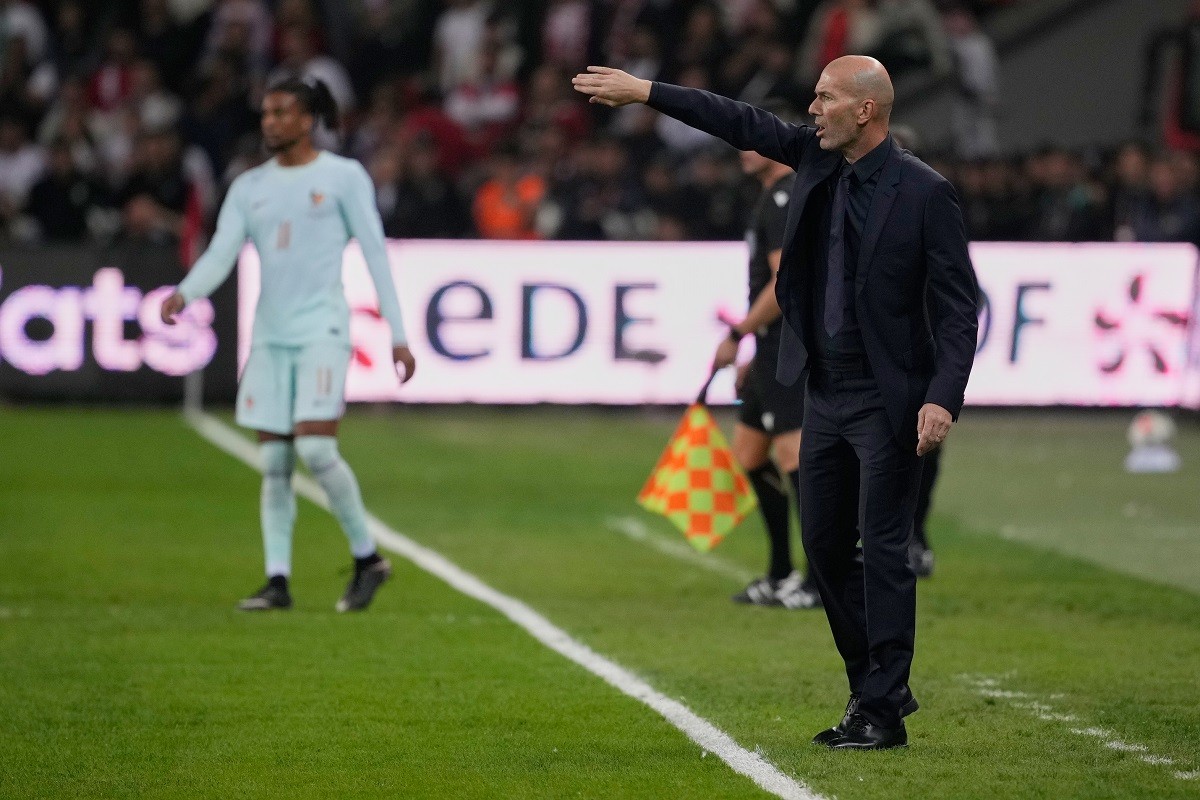 Zidan potpuno poludio nakon gola, umalo se povrijedio (VIDEO)
