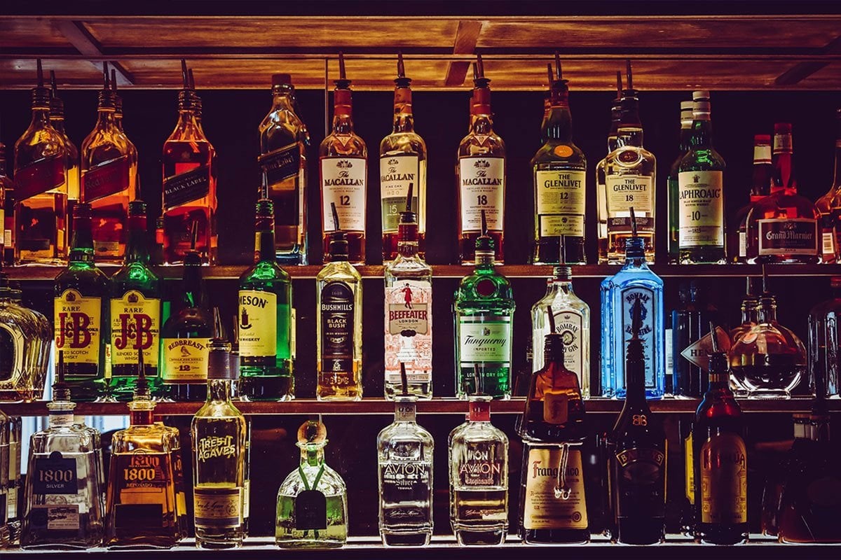 Uhapšen Banjalučanin: Alkohol punio u lažnu ambalažu, prodavao kao poznate brendove