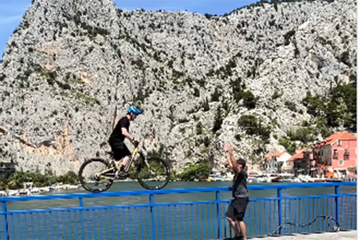 Vozio bicikl po ogradi mosta, pa završio u Cetini (VIDEO)