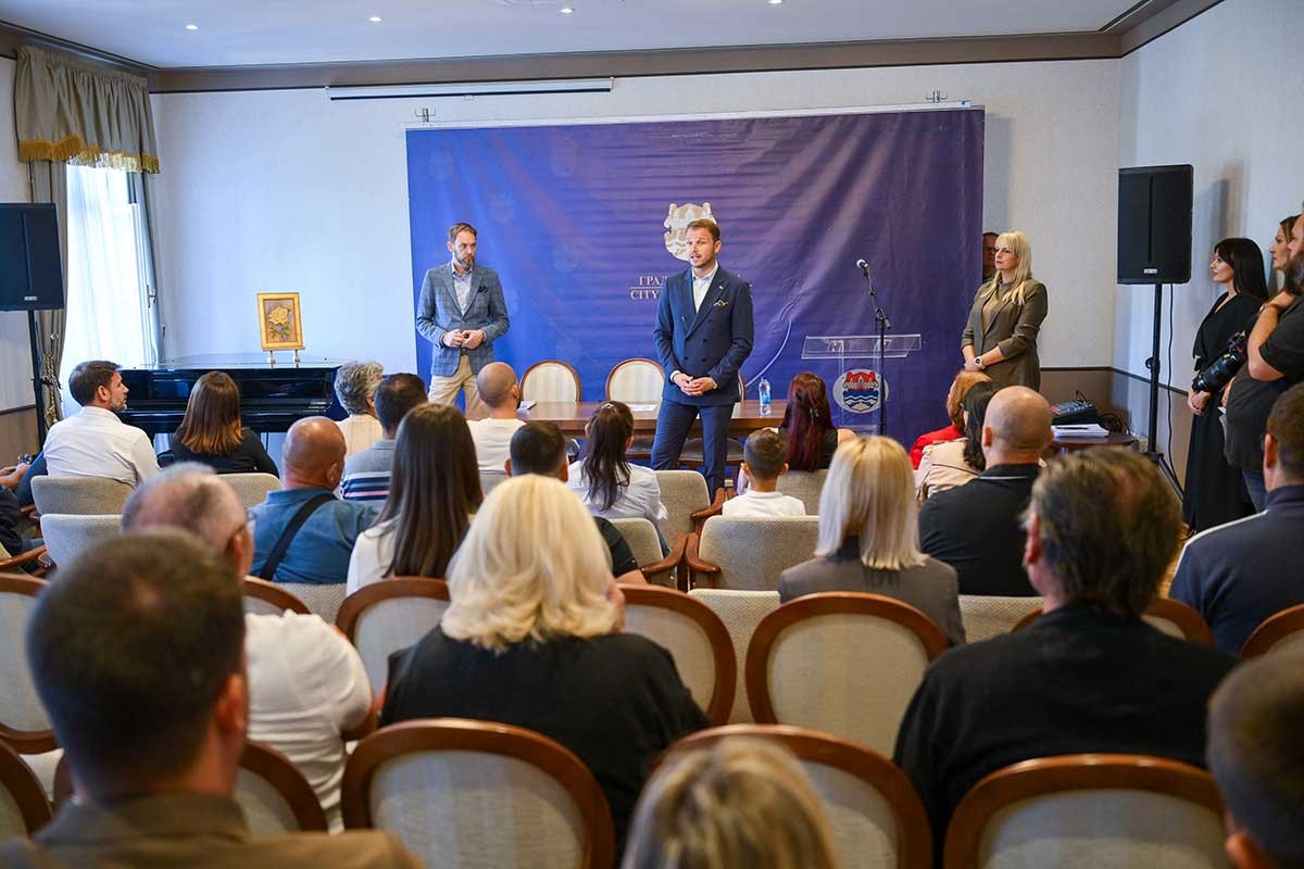 Stanivuković uručio besplatne građevinske dozvole za 40 porodica
