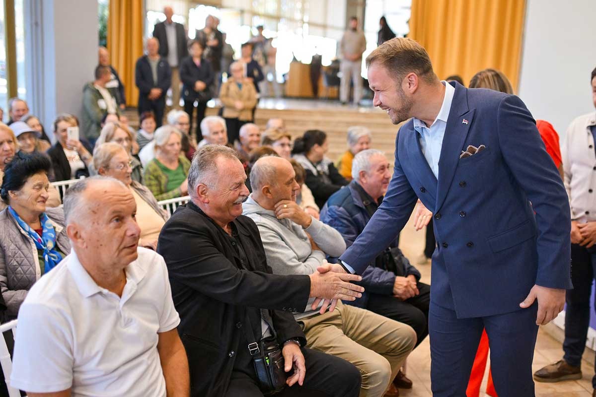 Penzioneri u Banjaluci dobili karte za besplatan javni prevoz