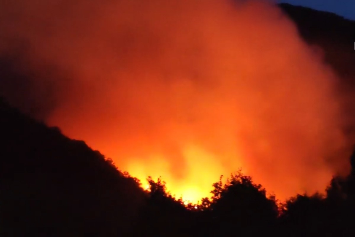 Veliki požar na divljoj deponiji u Goraždu: "Situacija je ozbiljna" (VIDEO)