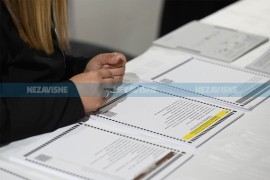 Član biračkog odbora pisao po glasačkim listićima