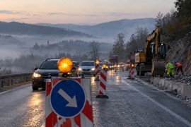 Vozači, oprez: Radovi na brojnim putevima, magla i mraz otežavaju ...