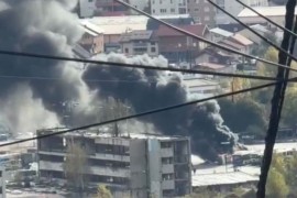 Gori autobus u Sarajevu, gust dim iznad Stupa (VIDEO)