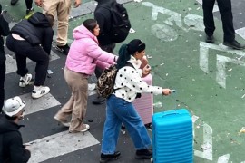 Turistkinje s koferima usred haosa u Parizu postale hit (VIDEO)