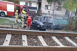 Auto izgorio u Blažuju, mještani optužuju migrante: "Selit ćemo ...