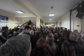 Velike gužve na biračkim mjestima: Srbi sa KiM čekaju u dugim redovima