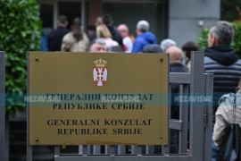 Redovi ispred Konzulata Srbije u Banjaluci: Građani čekaju da glasaju (FOTO/VIDEO)