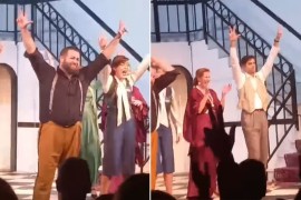 „Ljudi, gotovo je“: Glumci zbog vijesti o izborima prekinuli predstavu (VIDEO)