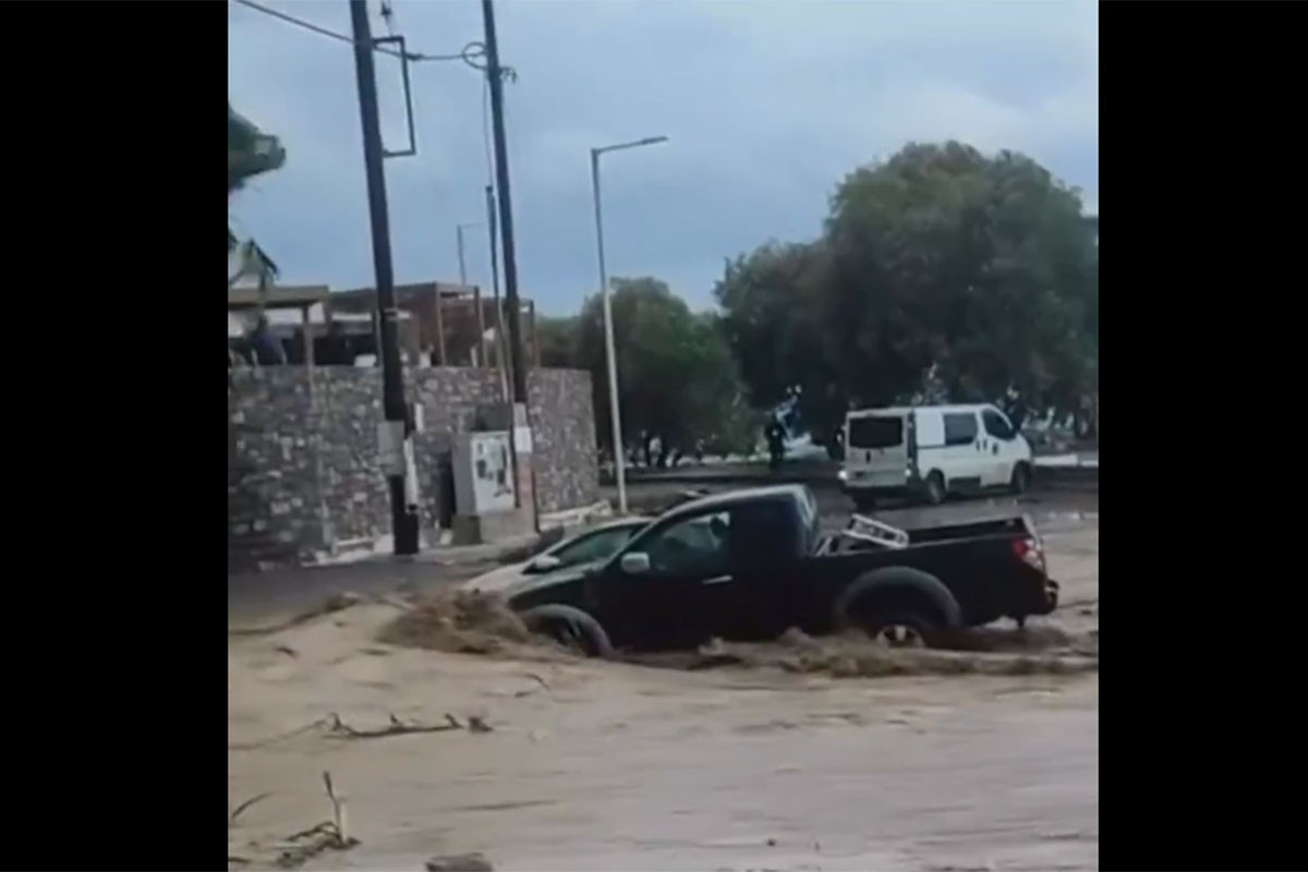 Haos na Kritu: Bujice nosile automobile, urušio se most, ima povrijeđenih (VIDEO)