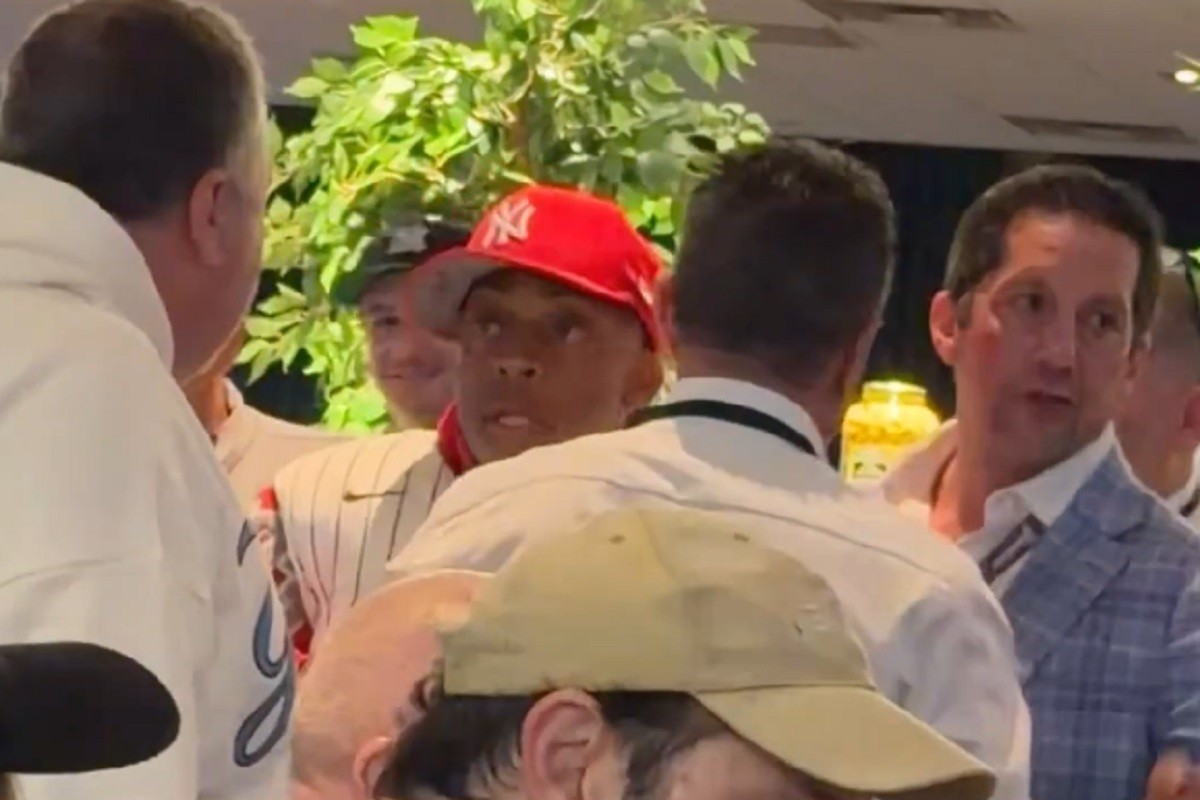 Oskarovac burno reagovao: Spajk Li nasrnuo na navijača (VIDEO)
