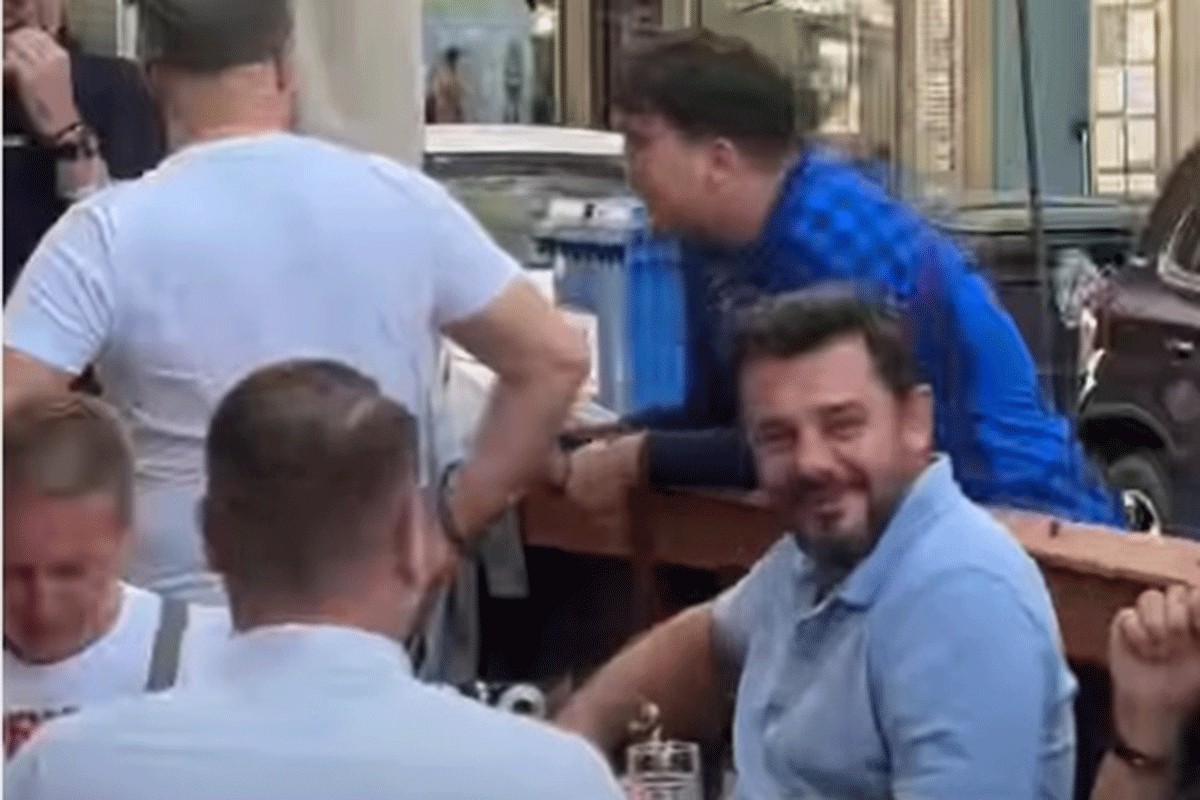 Hrvat prišao grupi srpskih navijača i uz osmijeh uradio nešto što će obići region (VIDEO)