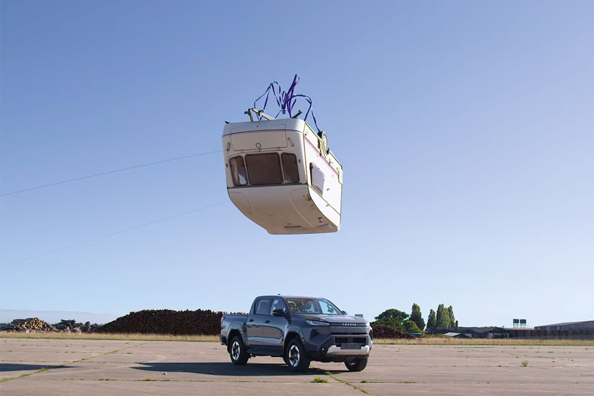 Novi Hilux prošao brutalan test: Na njega bacili kamp prikolicu (VIDEO)