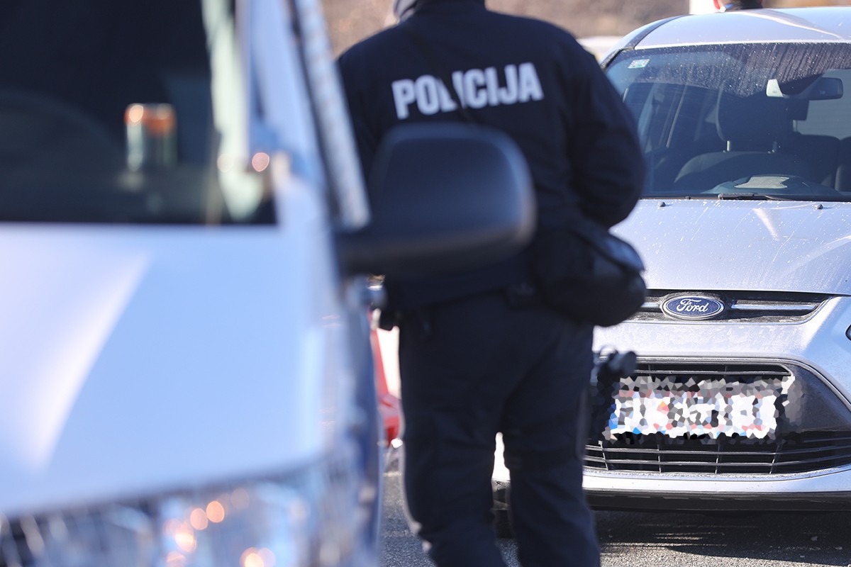 Kombi iz Crne Gore kamenovan u Hrvatskoj