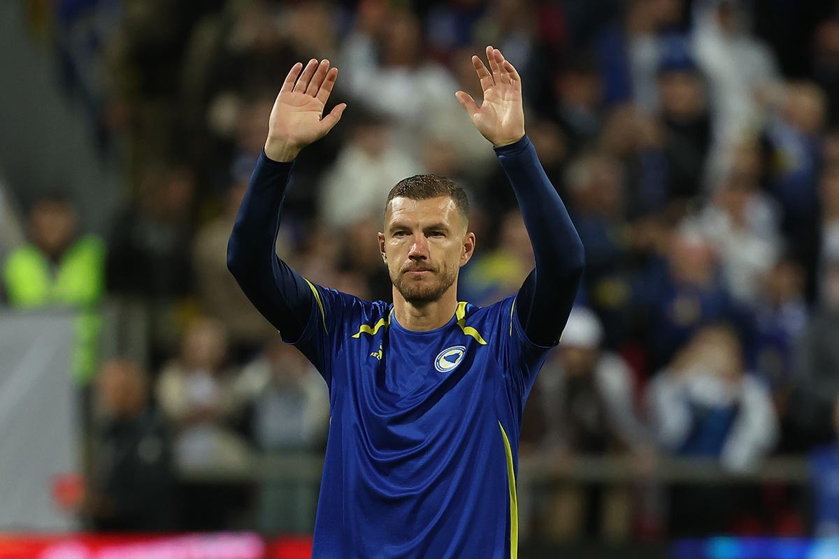 UEFA odala priznanje Džeki nakon posljednjeg meča za BiH (FOTO)