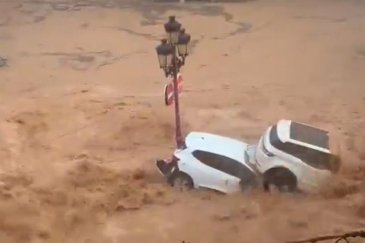 Strašna poplava u Španiji: Bujica nosila automobile, poginula žena (VIDEO)