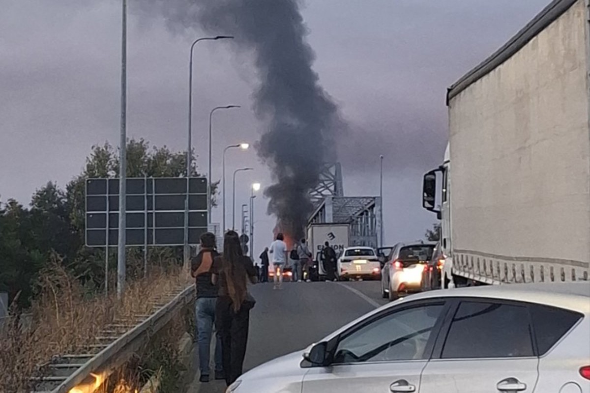 Gori kamion na GP Rača, kulja gust crni dim