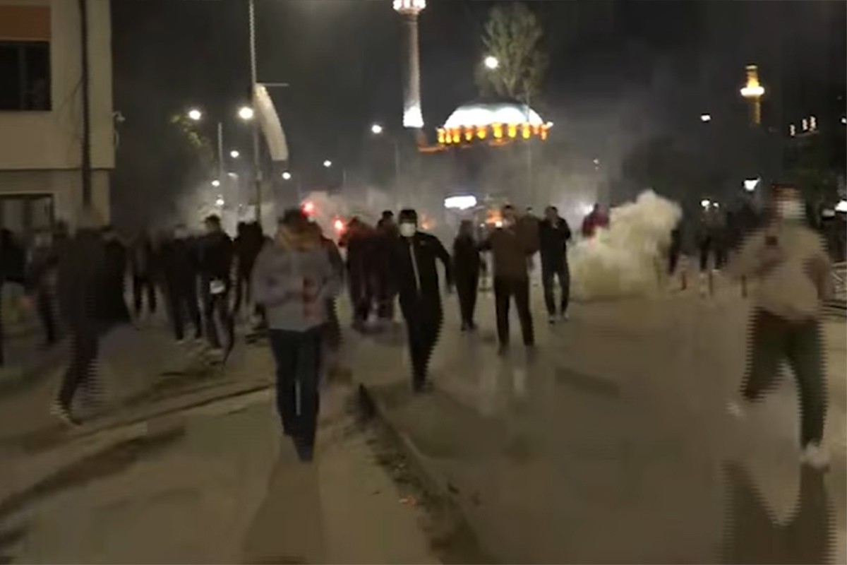 Haos u Prištini: Demonstranti gađali Skupštinu, policija uzvratila suzavcem (VIDEO)