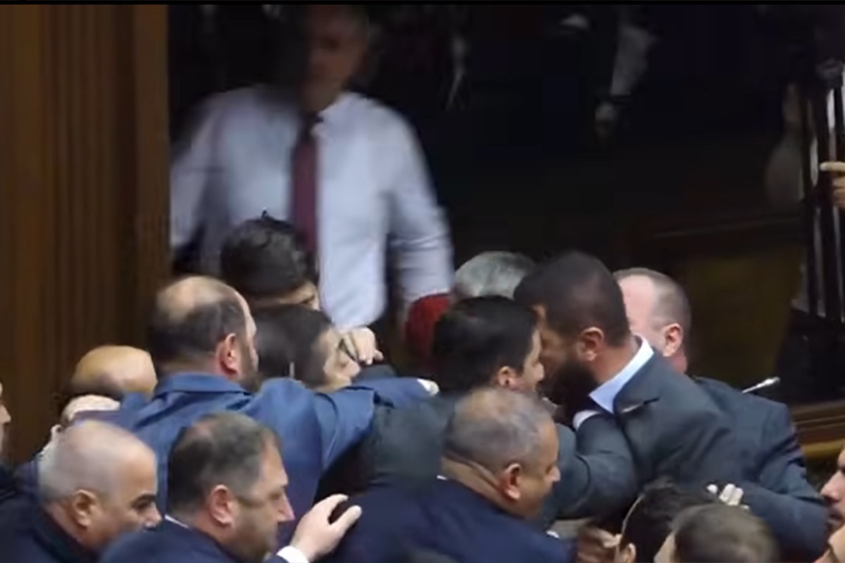 Haos u parlamentu Jermenije: Poslanici se tukli, letjele i flaše (VIDEO)