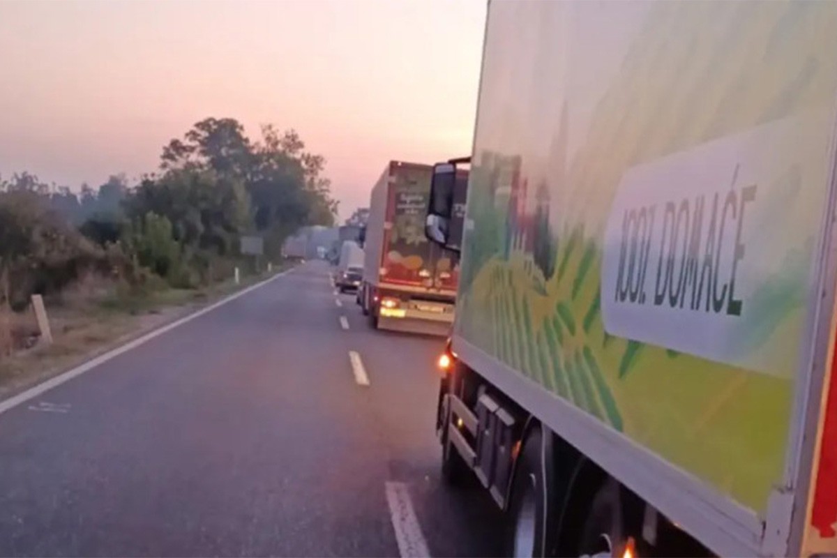 Teška saobraćajna nezgoda kod Šamca, obustavljen saobraćaj