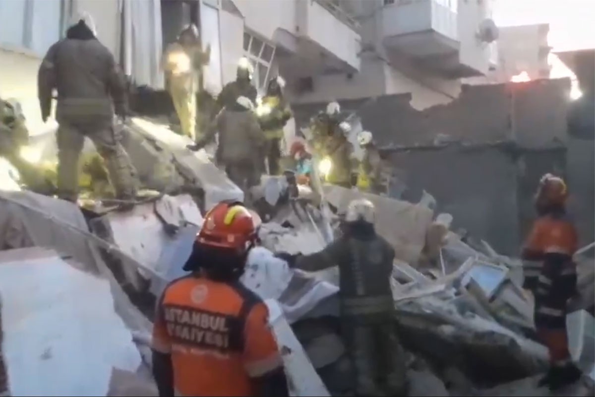 Urušila se zgrada u Istanbulu: Troje djece izvučeno ispod ruševina (VIDEO)