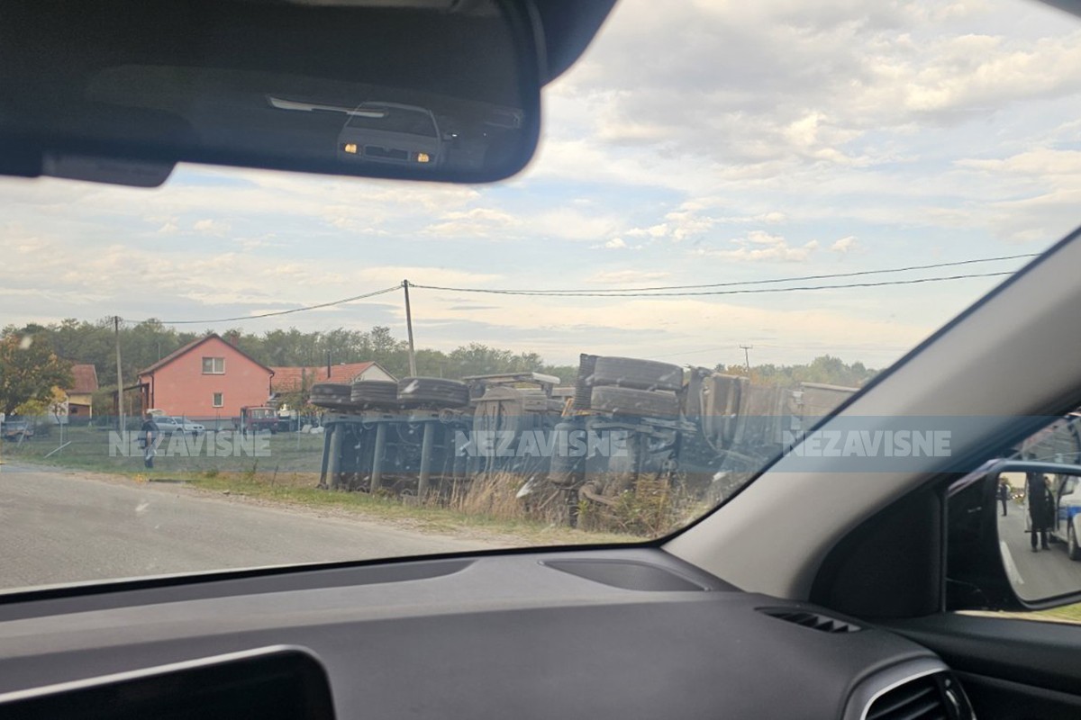 Prevrnuo se kamion kod Modriče (FOTO, VIDEO)