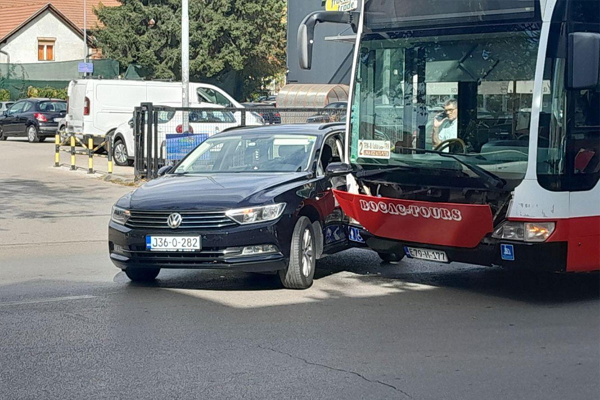 Gužve u saobraćaju zbog sudara auta i autobusa u Banjaluci