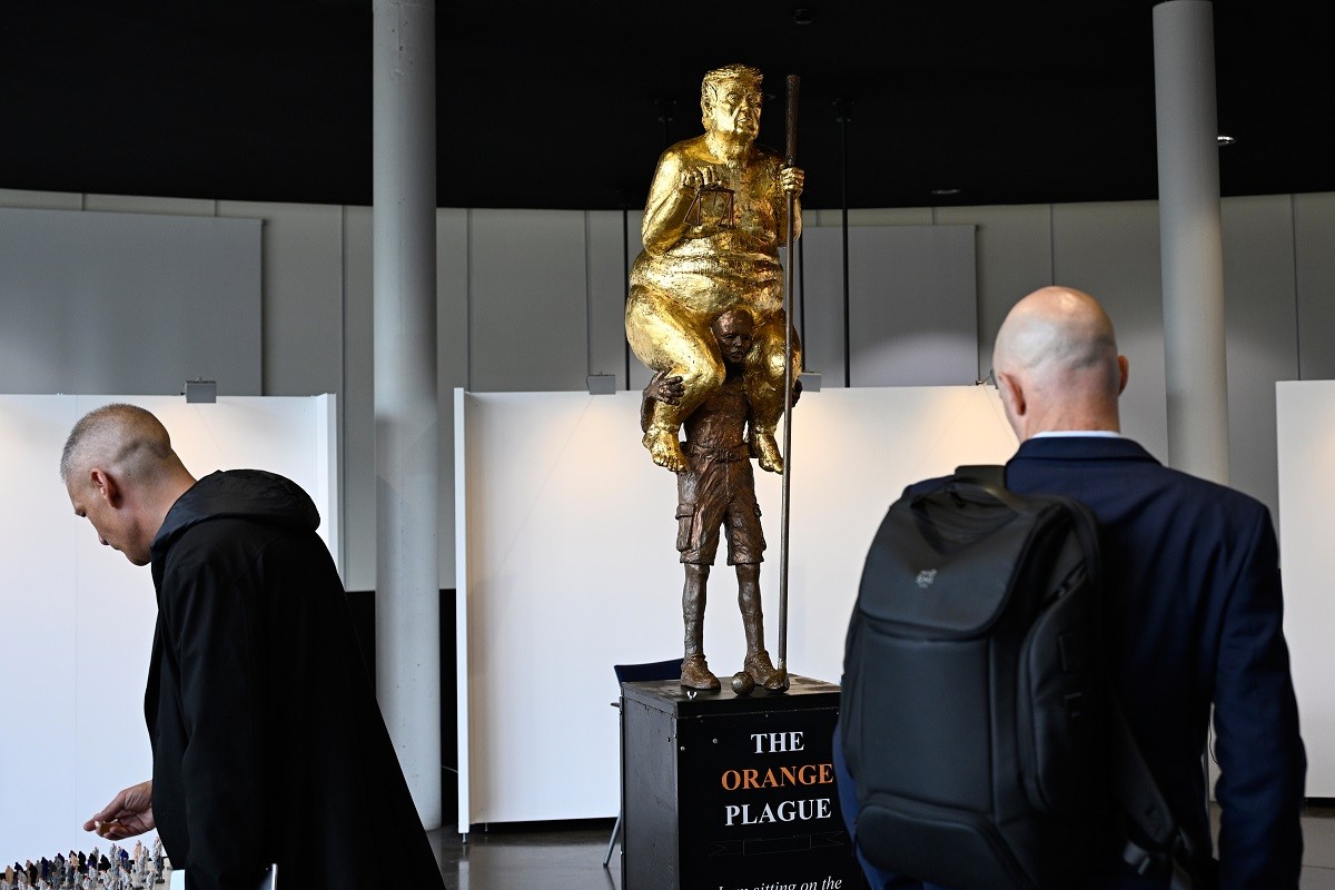 Fico traži uklanjanje statue golog Trampa