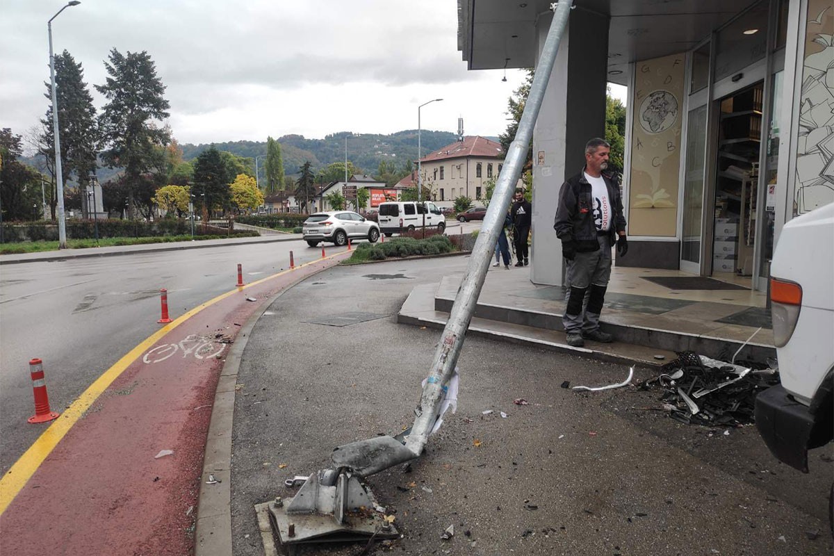 Autom udario u stub rasvjete u Banjaluci, oštećena knjižara (FOTO)