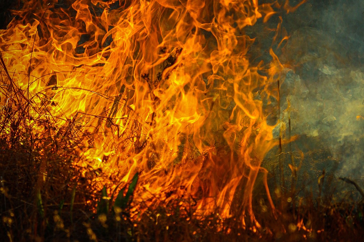 Drama u Zvorniku: Požar s njive stigao do benzinske pumpe
