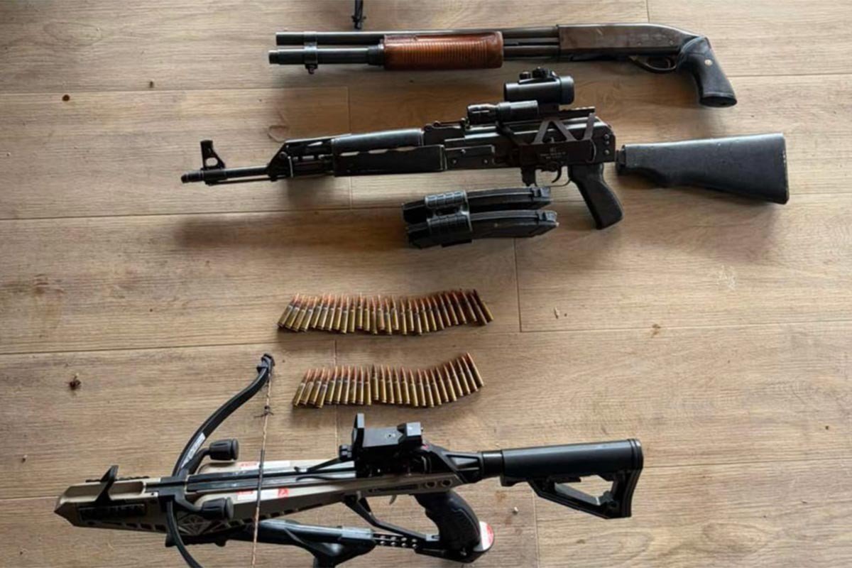 Banjalučanin prijetio i pucao u Laktašima, oduzeti puške, samostrijeli i droga (FOTO)
