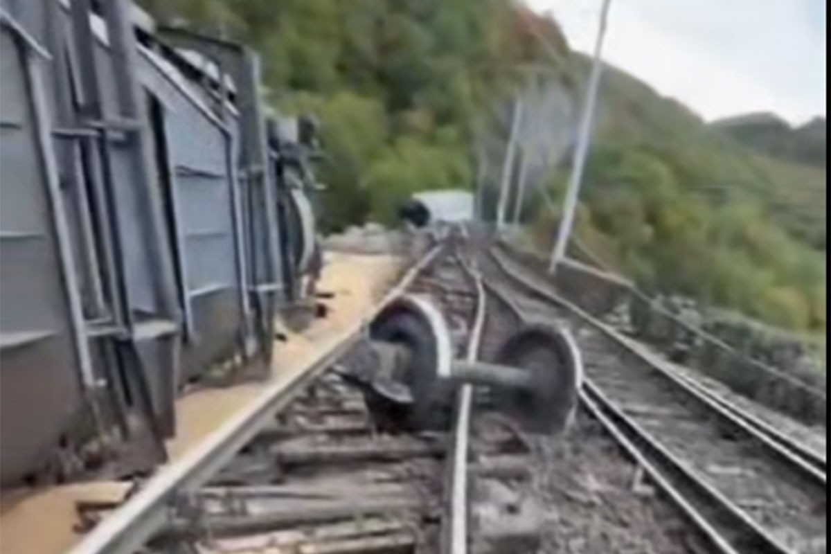 Voz iskliznuo sa šina kod Rijeke, vagoni završili u provaliji (VIDEO)