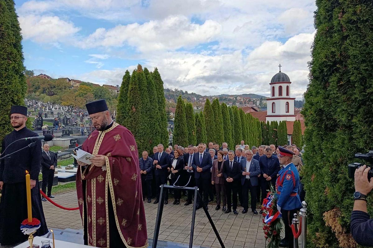 U Mrkonjić Gradu služen parastos i položeni vijenci za stradale Srbe